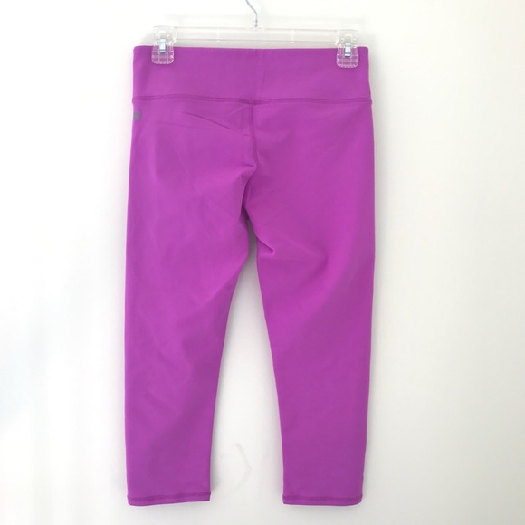 SOLD Fabletics Mid-Rise Powerhold Capri - Picture 4 of 6